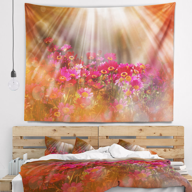 Tapisserie soleil levant sur petites fleurs rouges, H 32 po x l 39 po