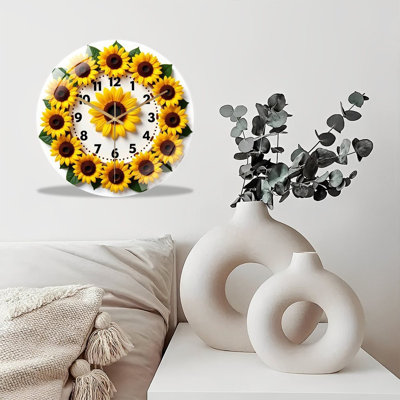 Horloge murale pastorale lumineuse encadrée par une couronne de tournesol pleine grandeur, des chiffres en noir et blanc élégants, un mécanisme à quartz silencieux avec façade en verre trempé. Conception de ferme florale joyeuse, ornement mural idéal pour les cuisines, les maisons de campagne et les coins-repas.