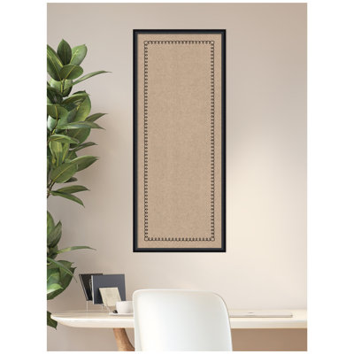 Babillard Kate et Laurel encadré en tissu avec bordure festonnée noire en lin imprimé contemporain pour une utilisation comme babillard ou organisation murale
