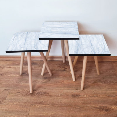 Ensemble de 3 tables gigognes modernes en marbre bleu clair et blanc, 13,8 po x 20,5 po x 13,8 po | 100% panneau de fibres à densité moyenne avec pieds en bois de hêtre, parfait pour le salon, tables d'appoint élégantes et fonctionnelles