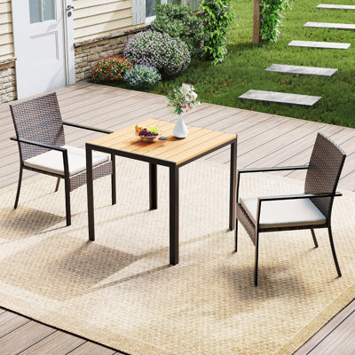 Ensemble de salle à manger d'extérieur 3 pièces, table et chaises en osier avec trou pour parasol et coussins moelleux, mobilier de jardin pour terrasse, jardin, bord de piscine - Noir et blanc