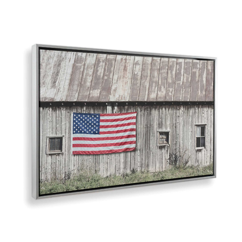 «Old Patriotic Barn» par Lori Deiter, reproduction d'art, L 30 po x H 20 po, Argent, Toile avec cadre