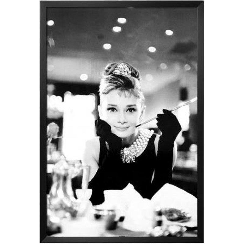 «Audrey Hepburn Movie - Hollywood Icon Breakfast at Tiffany's with Cigarette», reproduction de photo encadrée