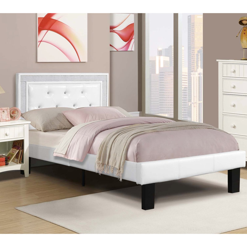 Structure de lit simple en similicuir blanc, tête de lit à losanges, support de matelas à 12 lattes, style de chambre à coucher avec pieds de soutien centraux, ambiance