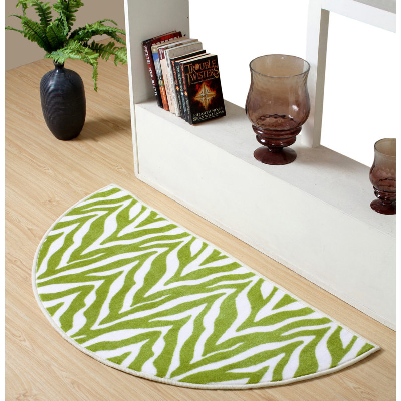 Tapis intérieur / extérieur vert à imprimé animal, Demi-cercle 2 pi 5 po x 5 pi