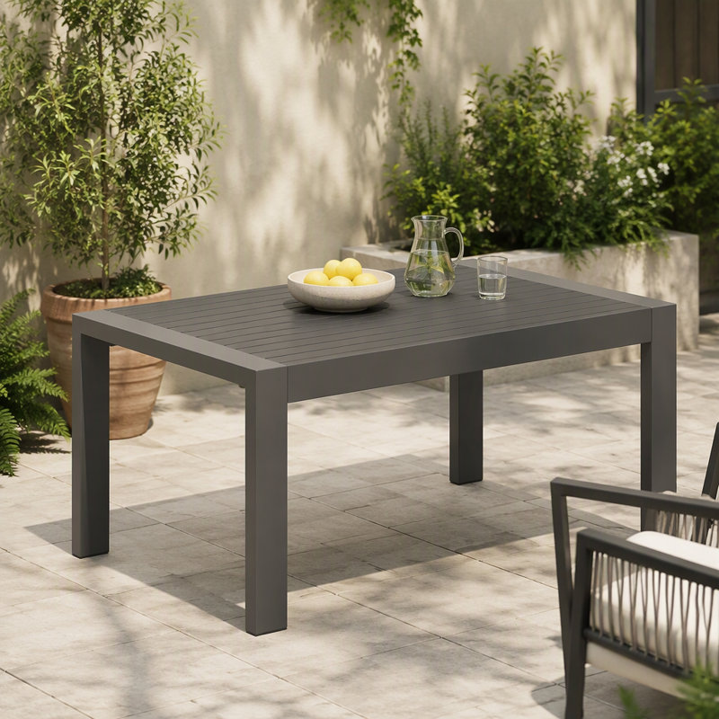 Table basse de patio en métal résistant aux intempéries avec texture grain de bois pour une utilisation extérieure dans le jardin, sur une terrasse ou un balcon.