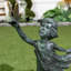 Sculpture fille avec papillon