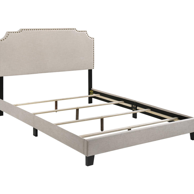 Élégant lit double beige pour la chambre à coucher - Présente un panneau rembourré de style intemporel qui complète le look