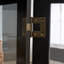 Vitrine lumineuse avec portes en verre trempé et tablettes réglables
