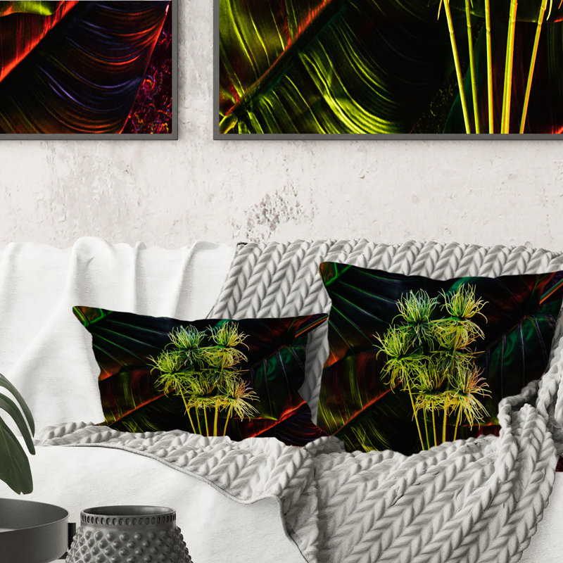 Coussin décoratif imprimé feuilles tropicales sur fond noir III, 18 po x 18 po