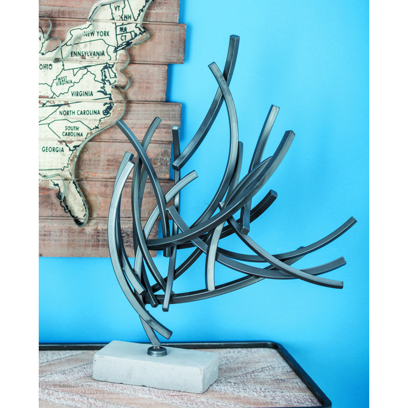 Sculpture grise décorative en métal avec base en marbre Sikes