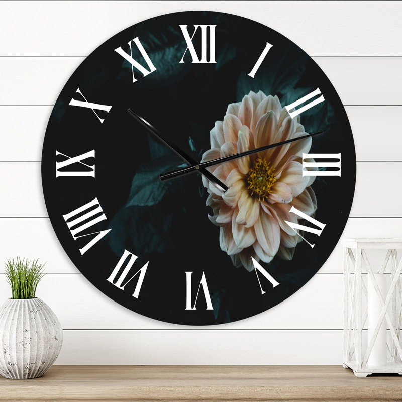 Blooming Yellow Flower In Evening Garden - Horloge murale traditionnelle, Moyen