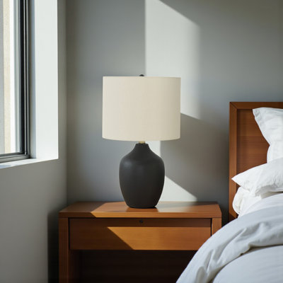 Lampe de table Sahar noire en céramique et ivoire / crème, H 21,29 po x l 12,82 po x P 12,73 po