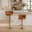 Ensemble de 2 tabourets de bar pivotants réglables avec repose-pieds chromé, siège en velours et pieds dorés pour une assise confortable et un décor moderne