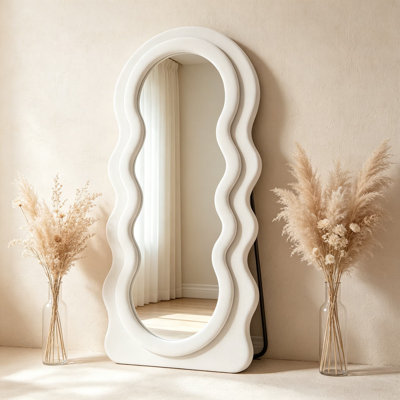 Miroir pleine longueur ondulé 71 po x 30 po, miroir pleine grandeur avec cadre en flanelle, grand miroir de plancher avec support, miroir mural incliné ou suspendu pour le salon de la chambre à coucher, conception en arche beige
