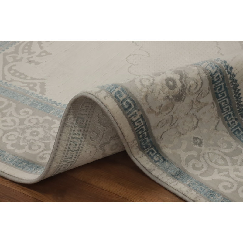 Sophisticated Rug Featuring Traditional Design Elements