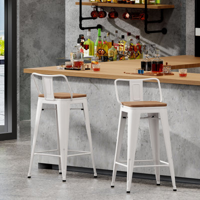 Comptoir et tabourets de bar en métal