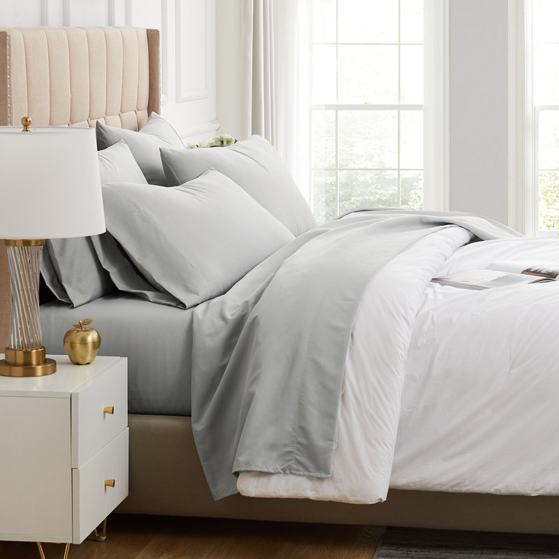 Ensemble de draps Southshore Basics de Southshore Fine Linens, gris pâle, en microfibre doublement brossée 100 g/m², poches profondes de 40 cm, comprenant 1 drap-housse, 1 drap plat et 4 taies d'oreiller, taille standard.
