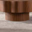 Table basse ronde 31,5 pouces en noyer avec grain de bois autocollant, idéale pour décorer un salon avec un bord festonné