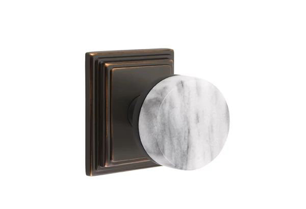 Mortaise intérieure Emtek Select Passage avec rosette Wilshire et tige conique, bouton en marbre blanc (droite)
