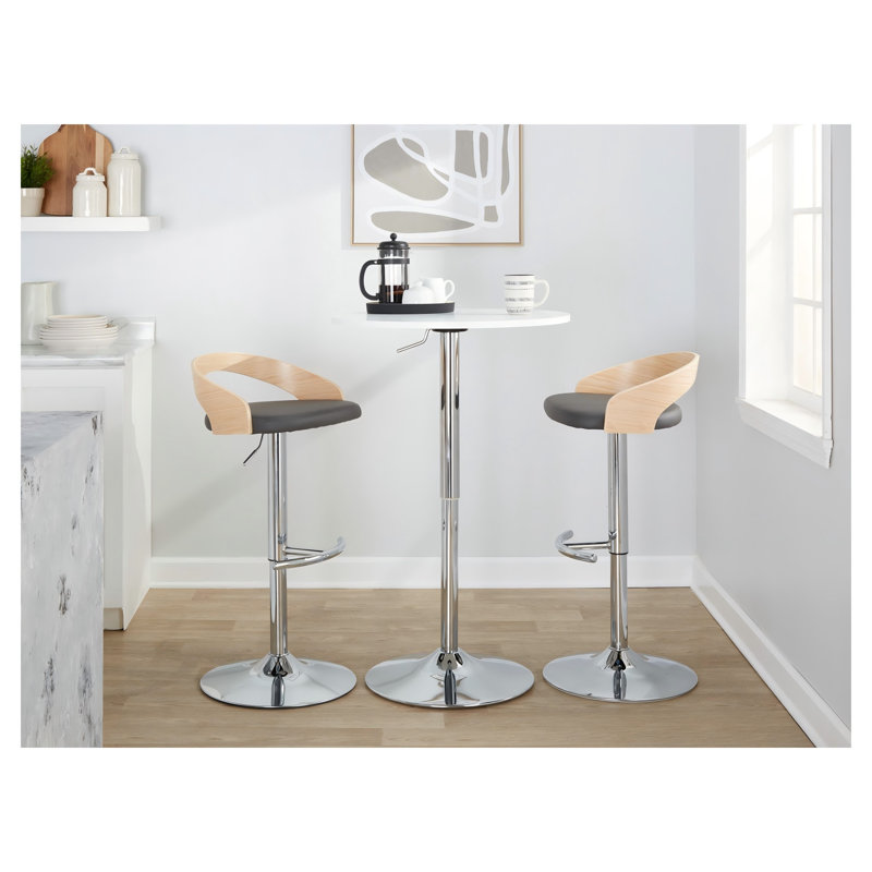 Ensemble de 3 tabourets de bar pivotants à hauteur réglable, coloris naturel et gris, avec base et repose-pieds chromés.