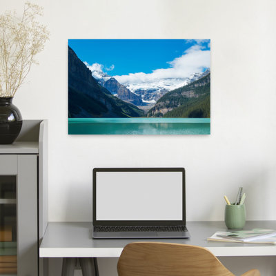 Lac avec les Rocheuses canadiennes en arrière-plan, lac Louise, parc national de Banff, Alberta, Canada, paysage contemporain abstrait, art naturel