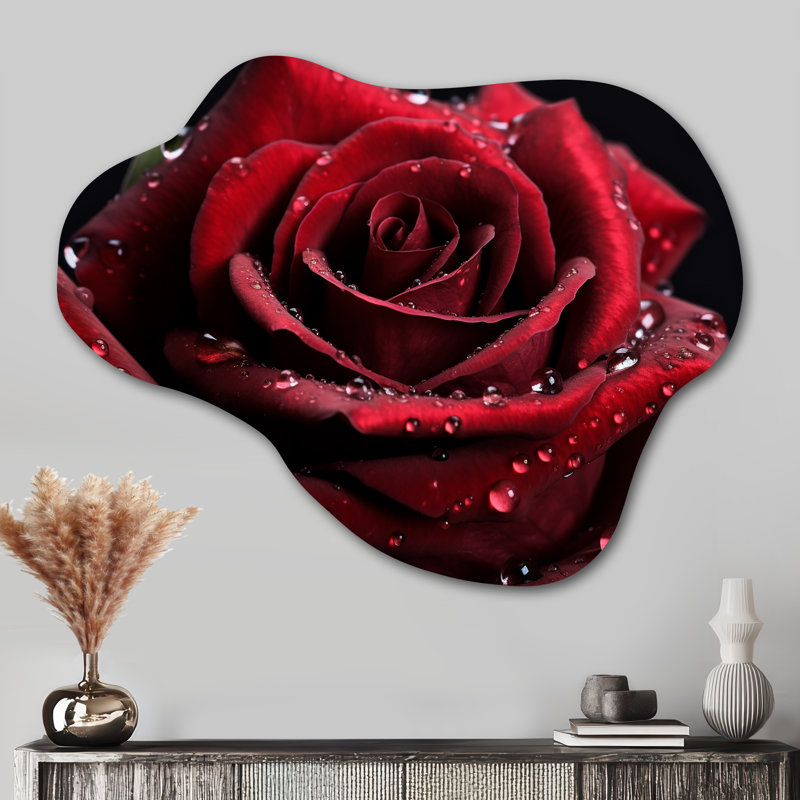 Rose rouge avec gouttes de pluie II - décoration murale irrégulière en forme de nuage floral en métal, H 27 po x l 35 po