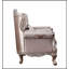 Fauteuil élégant en tissu fini champagne avec coussin inclus, idéal pour un confort luxueux et une décoration raffinée