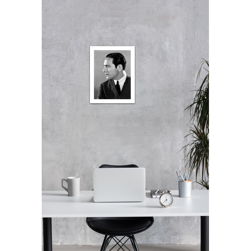 Portrait de profil de Ricardo Cortez - photographie sans cadre, H 10 po x l 8 po
