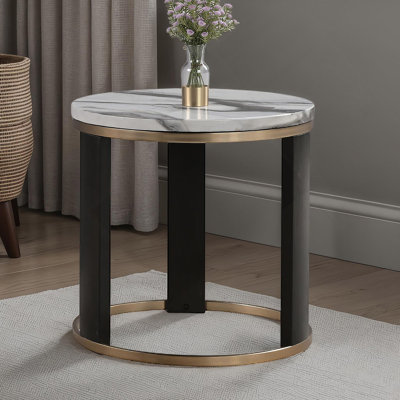 Table de bout ronde en marbre de style contemporain avec anneaux dorés et pieds en bois avec finition dorée et noire