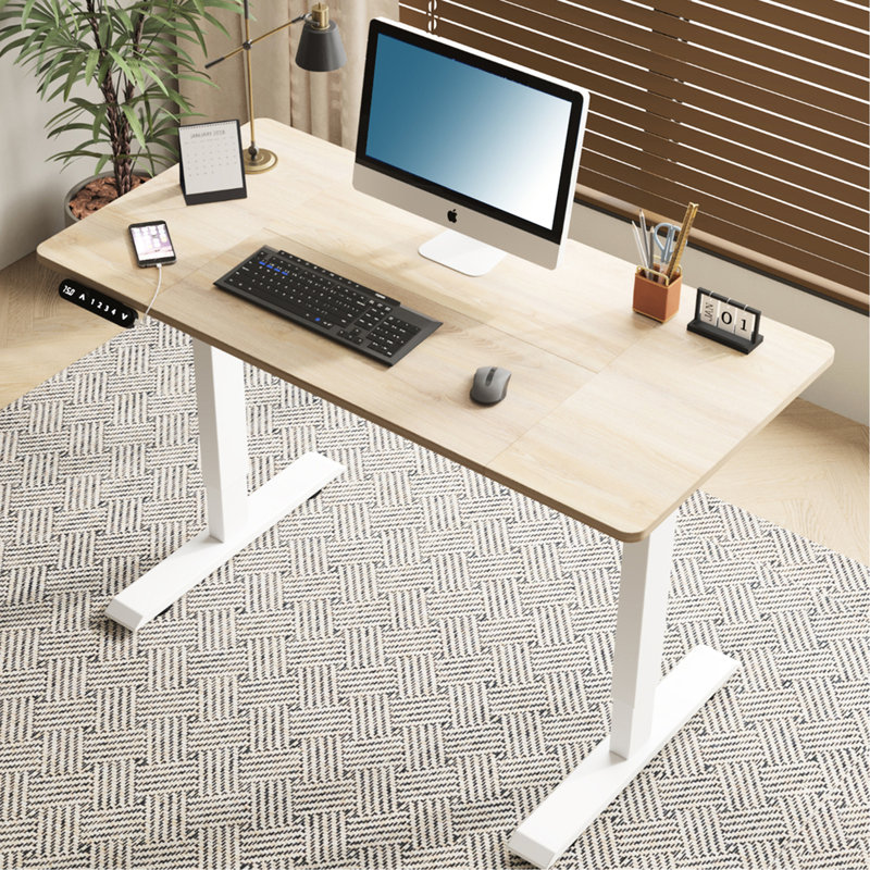 Bureau assis-debout électrique réglable en hauteur, couleur chêne, 122 cm x 61 cm, pour tâches de bureau, avec colonnes de levage réglables et protection contre les surintensités, idéal pour les jeux vidéo et le travail.