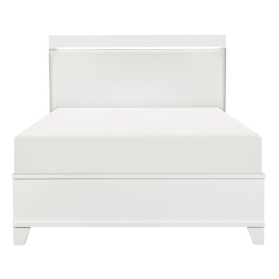 Lit moderne avec finition en lustre blanc et tête de lit en similicuir éclairée à DEL