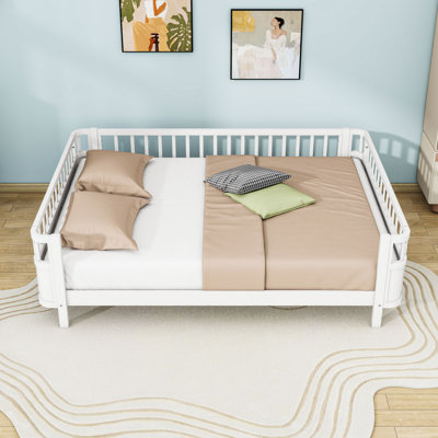 Grand lit plateforme en bois avec garde-corps et lattes