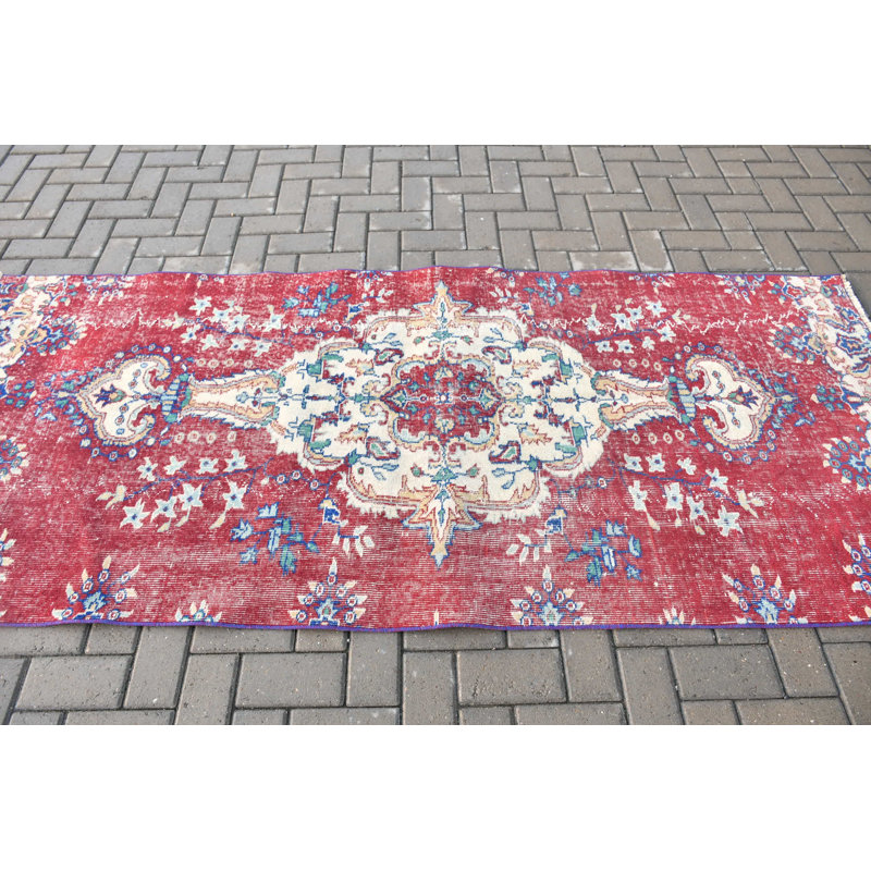 Tapis d'inspiration turque rétro en laine rouge parfait pour ajouter une touche douillette à votre chambre à coucher ou à votre salon avec son motif tribal unique