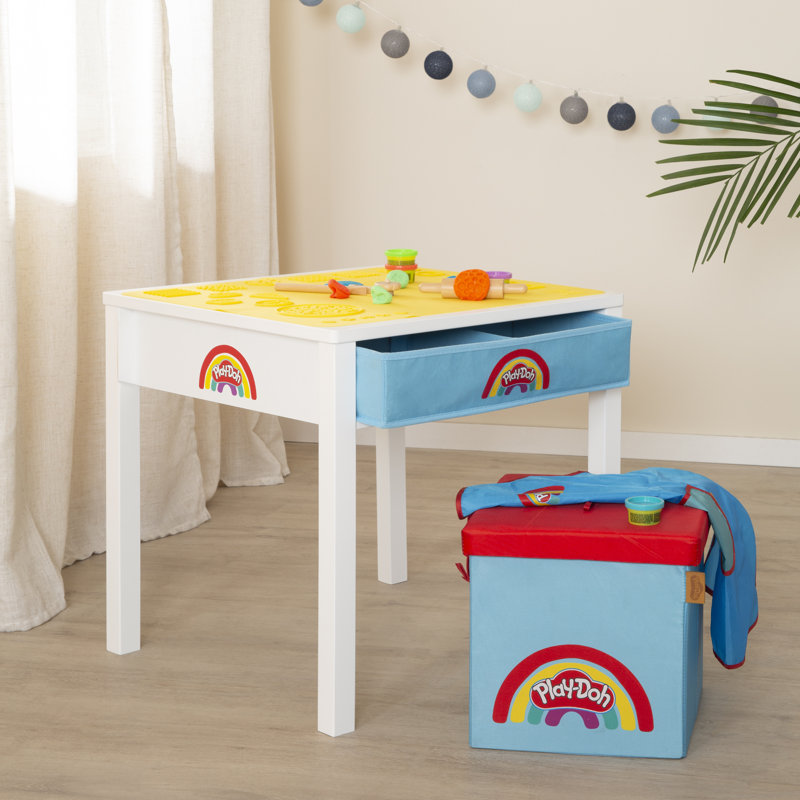 Play-Doh: Creative Craft Table - Art Station tout-en-1, bureau en bois et repose-pieds, boîtes de rangement, (6) Play-Doh 1 oz, tablier et outils, tapis en silicone 3D, enfants 3+