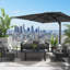 Grand parasol de patio en porte-à-faux carré de 10 pi avec rotation à 360 ° et réglage des mésanges et parasol de terrasse robuste à baldaquin en polyester sans base.