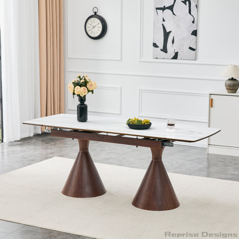 Table de salle à manger extensible à plateau en pierre: plateau de table en marbre blanc avec pieds en métal de couleur noyer. Une table de salle à manger rectangulaire d'inspiration moderne et luxueuse pour la maison, pouvant accueillir de 4 à 8 personnes.