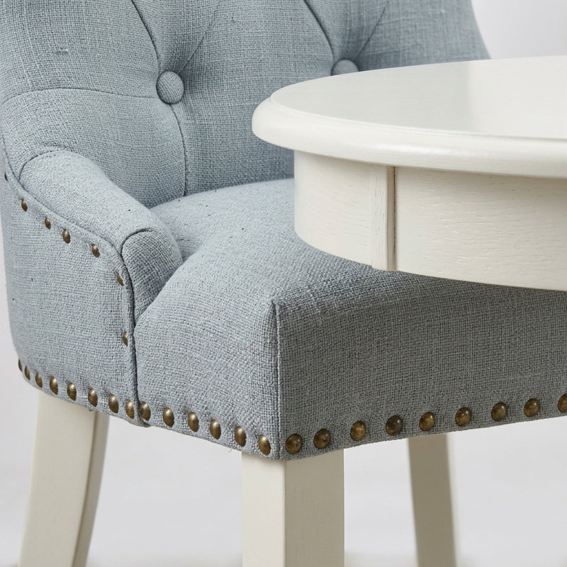 Ensemble de salle à manger rond 3 pièces en lin, blanc, bleu ciel, bois et tissu lin, pied central, dos capitonné et garniture cloutée.