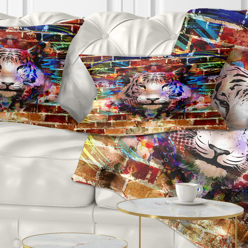 Tigre sur un motif de briques abstraites - Coussin décoratif imprimé abstrait