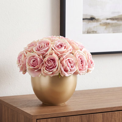 Roses disposées dans un vase rond en céramique