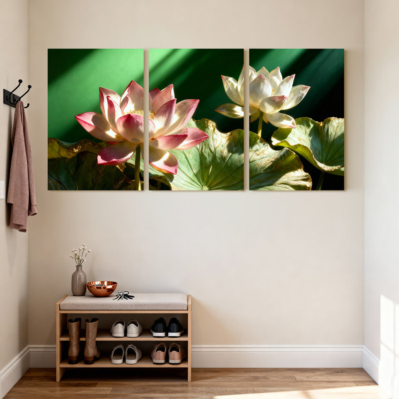 Ensemble de 3 tableaux sur toile tendue représentant des fleurs de lotus, H 18 po x l 36 po