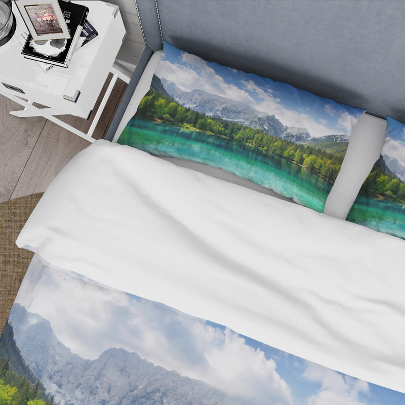 Ciel bleu sur un lac turquoise dans les bois - Ensemble de housse de couette Cabin & Lodge - Polyester en microfibre