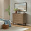 Grande commode à 4 tiroirs avec pied en bois massif, commode avec finition brossée et boutons de tiroir en métal, design antique pour chambre à coucher et chambre de bébé-129682564