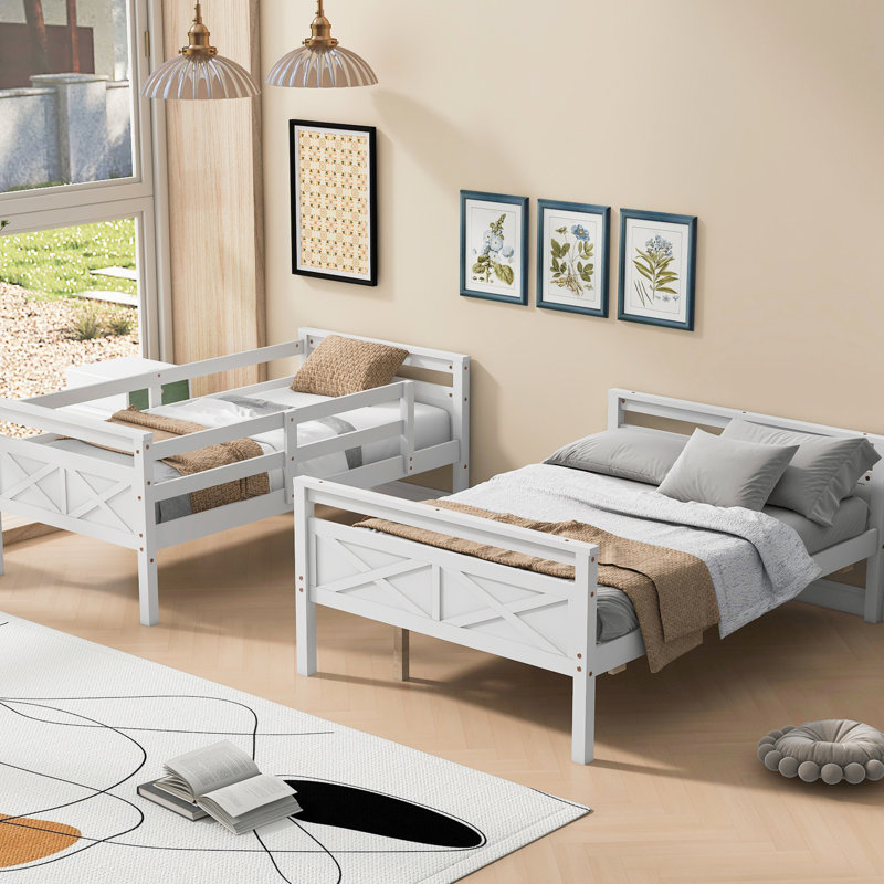 Lit simple superposé au-dessus d'un lit double en blanc pour la chambre à coucher - et sécurisé avec équipement de construction stable