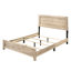 Grand lit naturel pour une ambiance de chambre à coucher tranquille avec tête de lit à panneau et mécanisme de glissière en métal