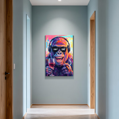 Animaux, singe avec casque et vin