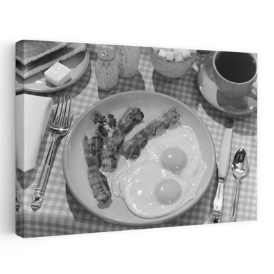 1950s, assiette à déjeuner avec bacon, œufs frits, café, bol à sucre, sel, poivre, salière et poivrière sur une nappe à carreaux