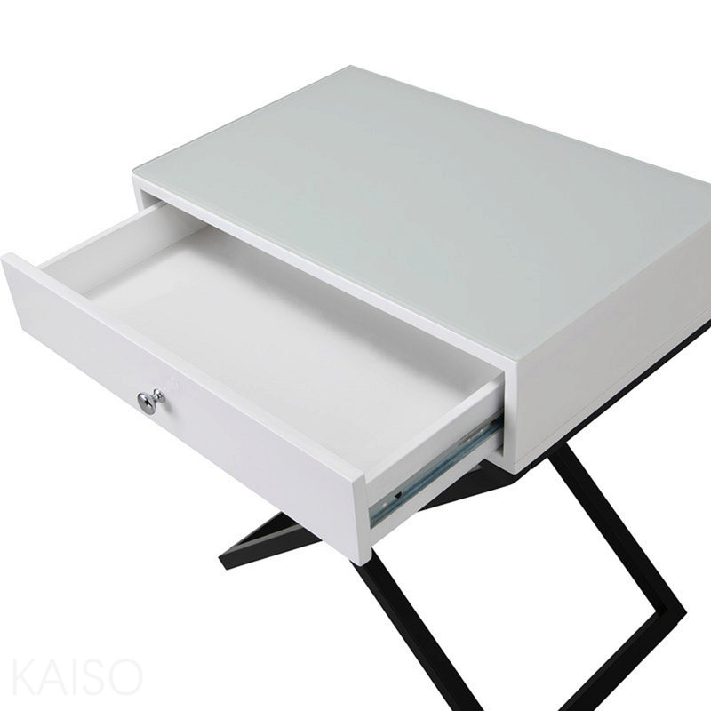 Table de chevet en bois blanc l 23 po Koraldo, table de bout avec plateau en verre, tiroir et base en métal, White