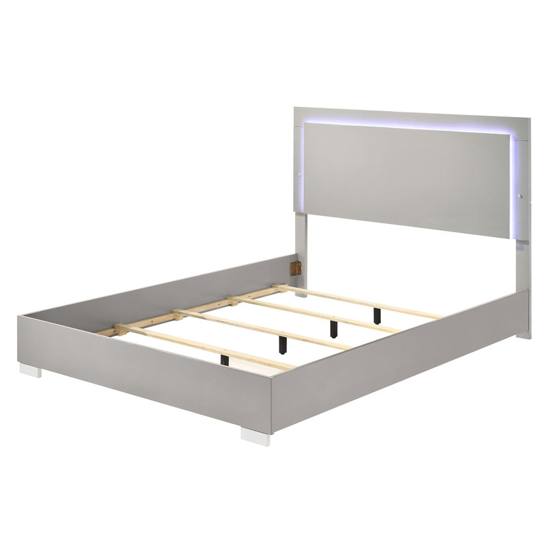 Lit contemporain pour très grand lit oriental dans une teinte taupe, tête de lit ornée de DEL, cadre de lit en métal et bois d'ingénierie avec pieds