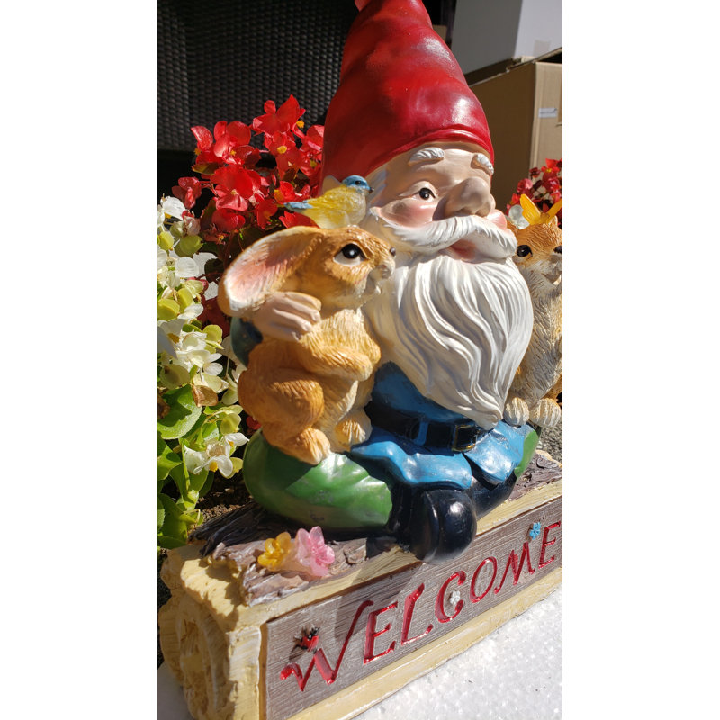 Nain de jardin Etasha sur un panneau de bienvenue avec des lapins